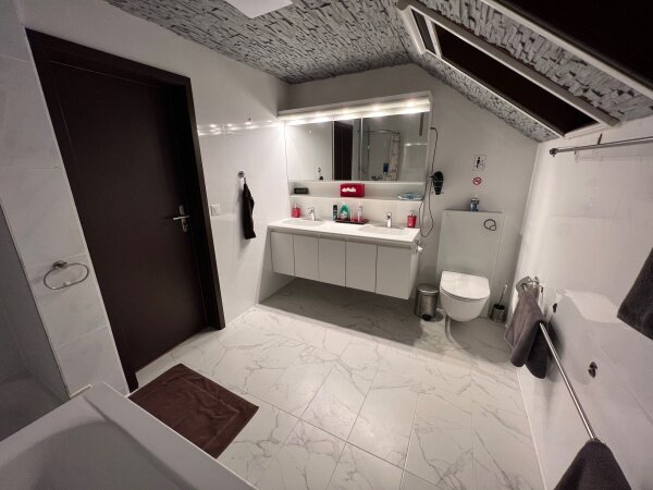 Happy Girls, Elvetia.